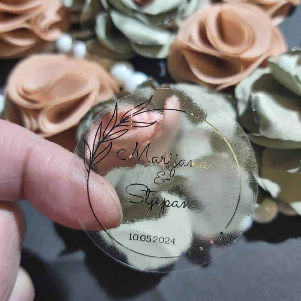Okrugle naljepnice s izuzetno sofisticiranim dizajnom, obogaćene zlatnim i srebrnim slovima, idealne su za dodatnu notu elegancije na vašim zahvalnicama. Dodajte personalizirani dodir s ovim prekrasnim naljepnicama na vašem vjenčanju i izrazite zahvalnost s stilom