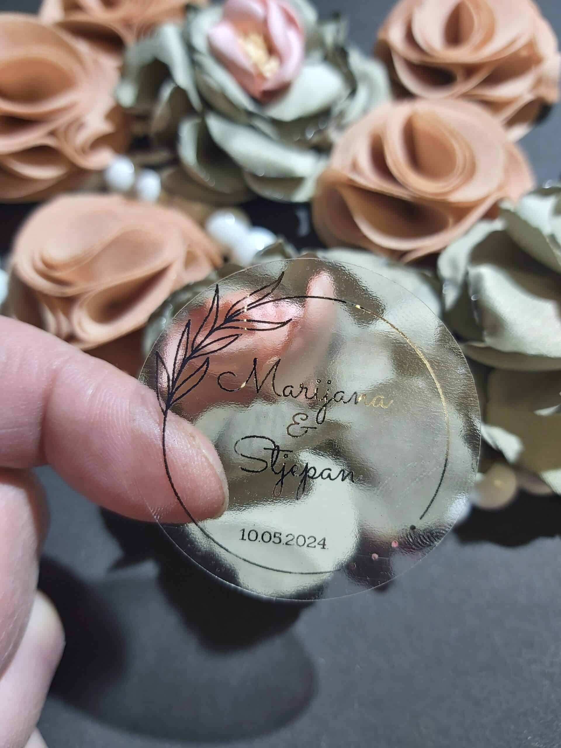 Okrugle naljepnice s izuzetno sofisticiranim dizajnom, obogaćene zlatnim i srebrnim slovima, idealne su za dodatnu notu elegancije na vašim zahvalnicama. Dodajte personalizirani dodir s ovim prekrasnim naljepnicama na vašem vjenčanju i izrazite zahvalnost s stilom