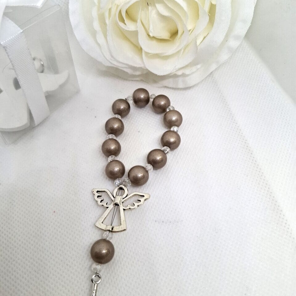 Male krunice desetice, elegantno zapakirane u ukrasne kutije ili prozirne organza vrećice, idealan su poklon za goste na sakramentima poput krštenja, pričesti i krizme, ali i na proslavama rođendana. Ove ručno izrađene krunice simbol su vjere, zajedništva i blagoslova, savršene za izražavanje zahvalnosti i stvaranje trajne uspomene na posebne trenutke.