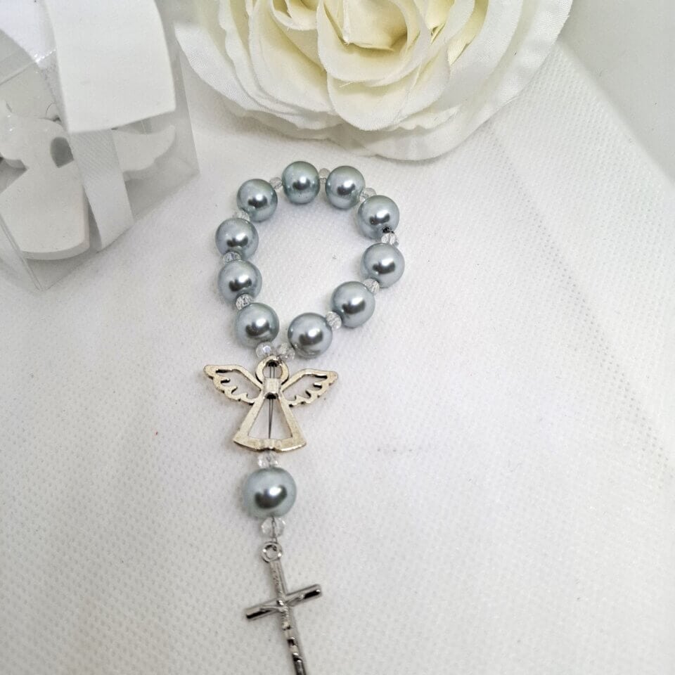 Male krunice desetice, elegantno zapakirane u ukrasne kutije ili prozirne organza vrećice, idealan su poklon za goste na sakramentima poput krštenja, pričesti i krizme, ali i na proslavama rođendana. Ove ručno izrađene krunice simbol su vjere, zajedništva i blagoslova, savršene za izražavanje zahvalnosti i stvaranje trajne uspomene na posebne trenutke.