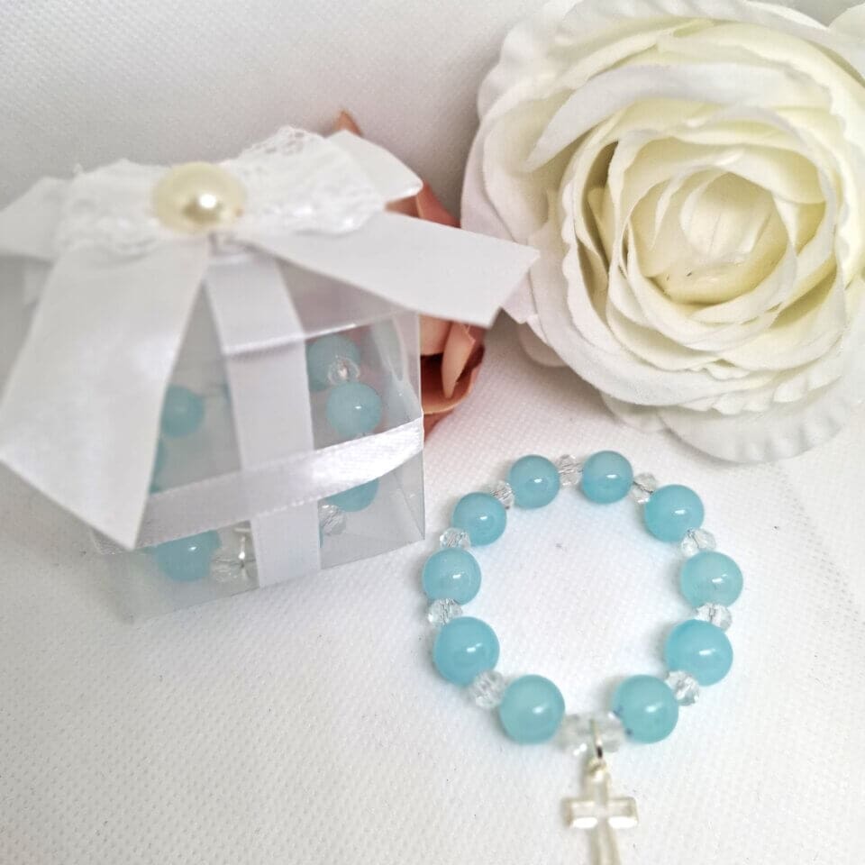 Male krunice desetice, elegantno zapakirane u ukrasne kutije ili prozirne organza vrećice, idealan su poklon za goste na sakramentima poput krštenja, pričesti i krizme, ali i na proslavama rođendana. Ove ručno izrađene krunice simbol su vjere, zajedništva i blagoslova, savršene za izražavanje zahvalnosti i stvaranje trajne uspomene na posebne trenutke.