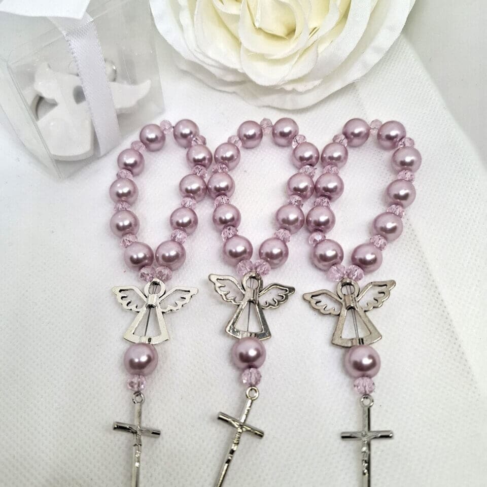 Male krunice desetice, elegantno zapakirane u ukrasne kutije ili prozirne organza vrećice, idealan su poklon za goste na sakramentima poput krštenja, pričesti i krizme, ali i na proslavama rođendana. Ove ručno izrađene krunice simbol su vjere, zajedništva i blagoslova, savršene za izražavanje zahvalnosti i stvaranje trajne uspomene na posebne trenutke.