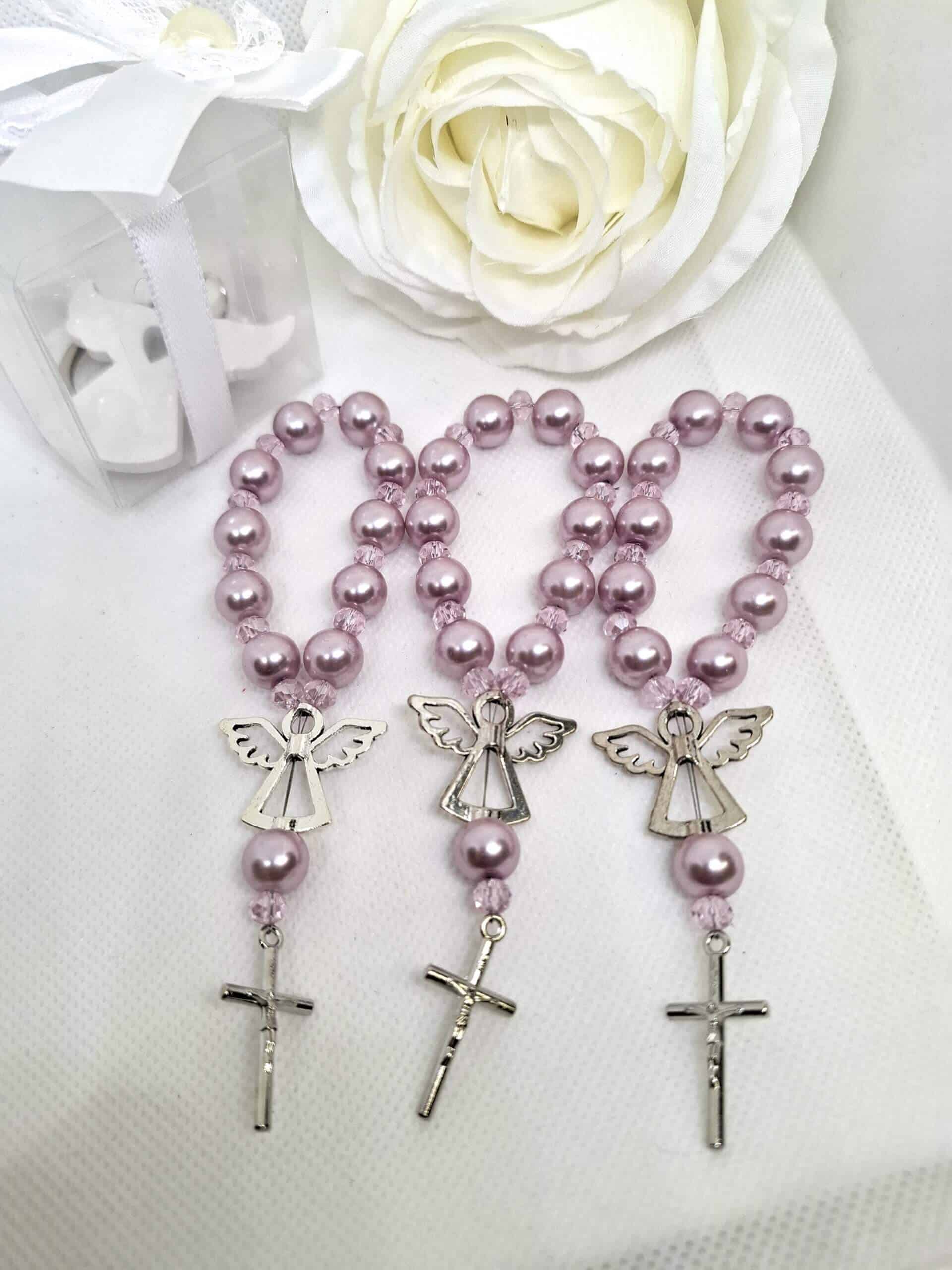 Male krunice desetice, elegantno zapakirane u ukrasne kutije ili prozirne organza vrećice, idealan su poklon za goste na sakramentima poput krštenja, pričesti i krizme, ali i na proslavama rođendana. Ove ručno izrađene krunice simbol su vjere, zajedništva i blagoslova, savršene za izražavanje zahvalnosti i stvaranje trajne uspomene na posebne trenutke.