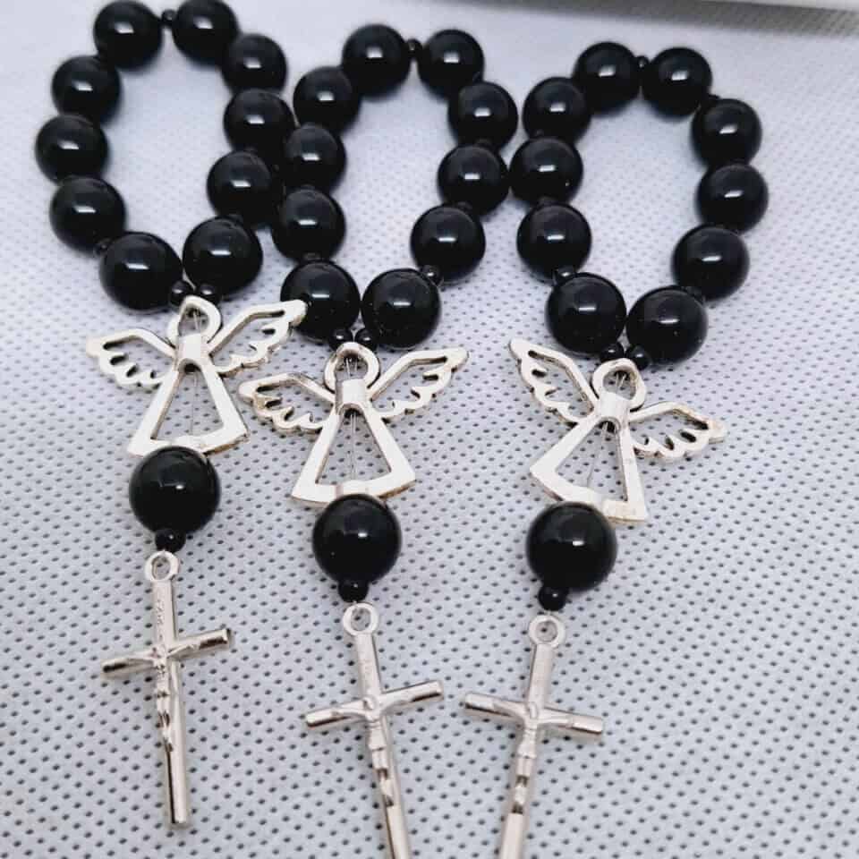 Prodajemo prekrasne male krunice desetice, savršene kao zahvale gostima za svetokrštenje. Dostupne su u raznim bojama, elegantno dizajnirane kako bi se uklopile u svaki stil. Ove krunice su idealan poklon koji će trajno čuvati uspomenu na poseban dan vašeg djeteta. Narudžbe i više informacija putem poruke.
