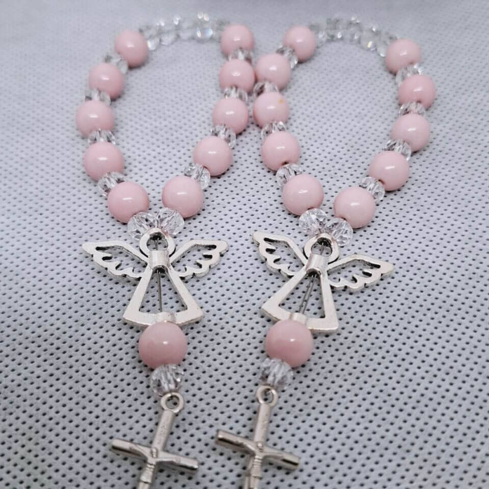 Prodajemo prekrasne male krunice desetice, savršene kao zahvale gostima za svetokrštenje. Dostupne su u raznim bojama, elegantno dizajnirane kako bi se uklopile u svaki stil. Ove krunice su idealan poklon koji će trajno čuvati uspomenu na poseban dan vašeg djeteta. Narudžbe i više informacija putem poruke.