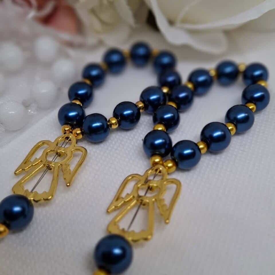 Prodajemo prekrasne male krunice desetice, savršene kao zahvale gostima za svetokrštenje. Dostupne su u raznim bojama, elegantno dizajnirane kako bi se uklopile u svaki stil. Ove krunice su idealan poklon koji će trajno čuvati uspomenu na poseban dan vašeg djeteta. Narudžbe i više informacija putem poruke.