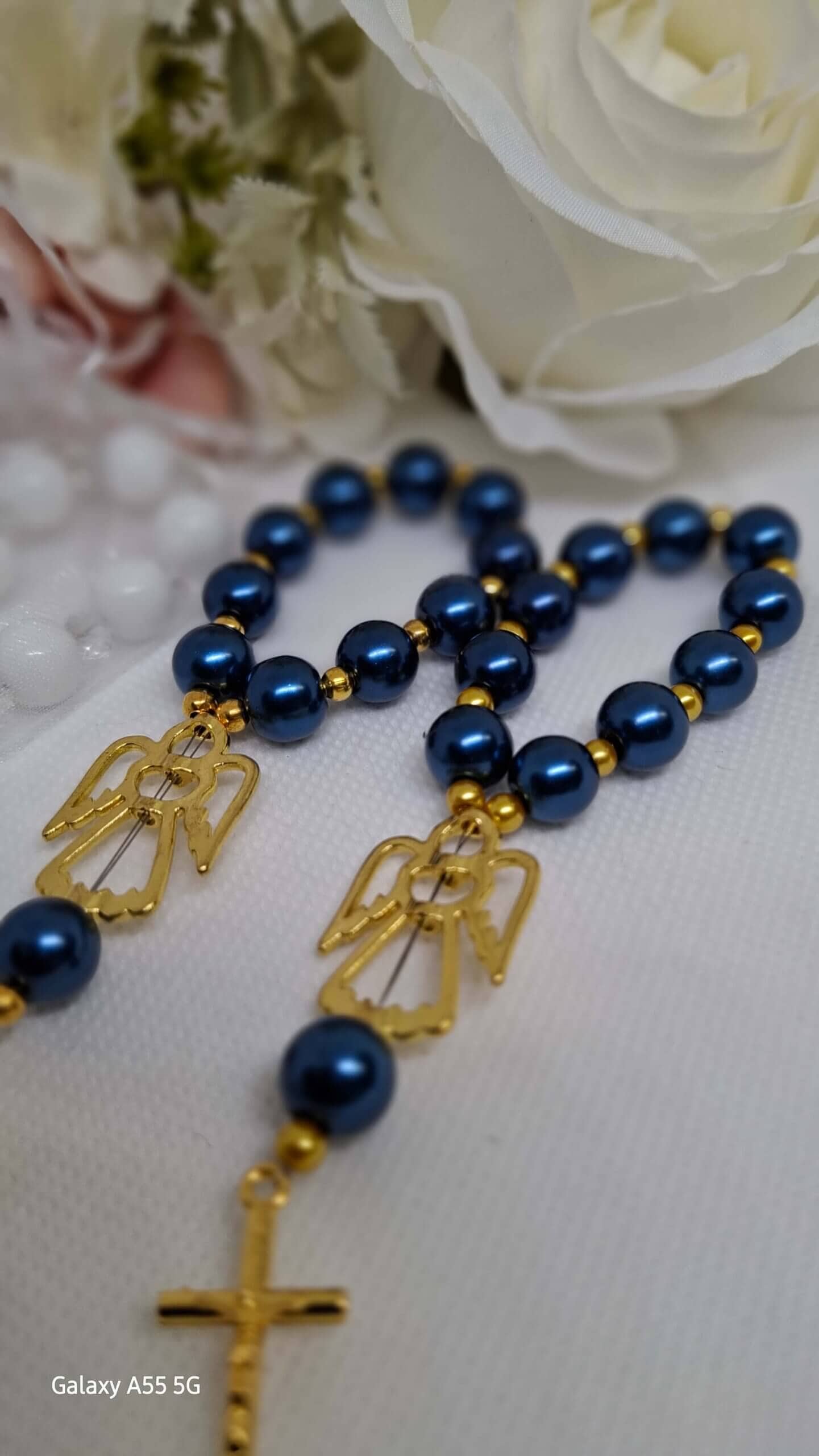 Prodajemo prekrasne male krunice desetice, savršene kao zahvale gostima za svetokrštenje. Dostupne su u raznim bojama, elegantno dizajnirane kako bi se uklopile u svaki stil. Ove krunice su idealan poklon koji će trajno čuvati uspomenu na poseban dan vašeg djeteta. Narudžbe i više informacija putem poruke.
