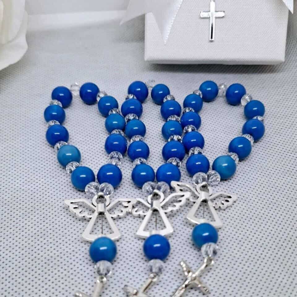 Prodajemo prekrasne male krunice desetice, savršene kao zahvale gostima za svetokrštenje. Dostupne su u raznim bojama, elegantno dizajnirane kako bi se uklopile u svaki stil. Ove krunice su idealan poklon koji će trajno čuvati uspomenu na poseban dan vašeg djeteta. Narudžbe i više informacija putem poruke.