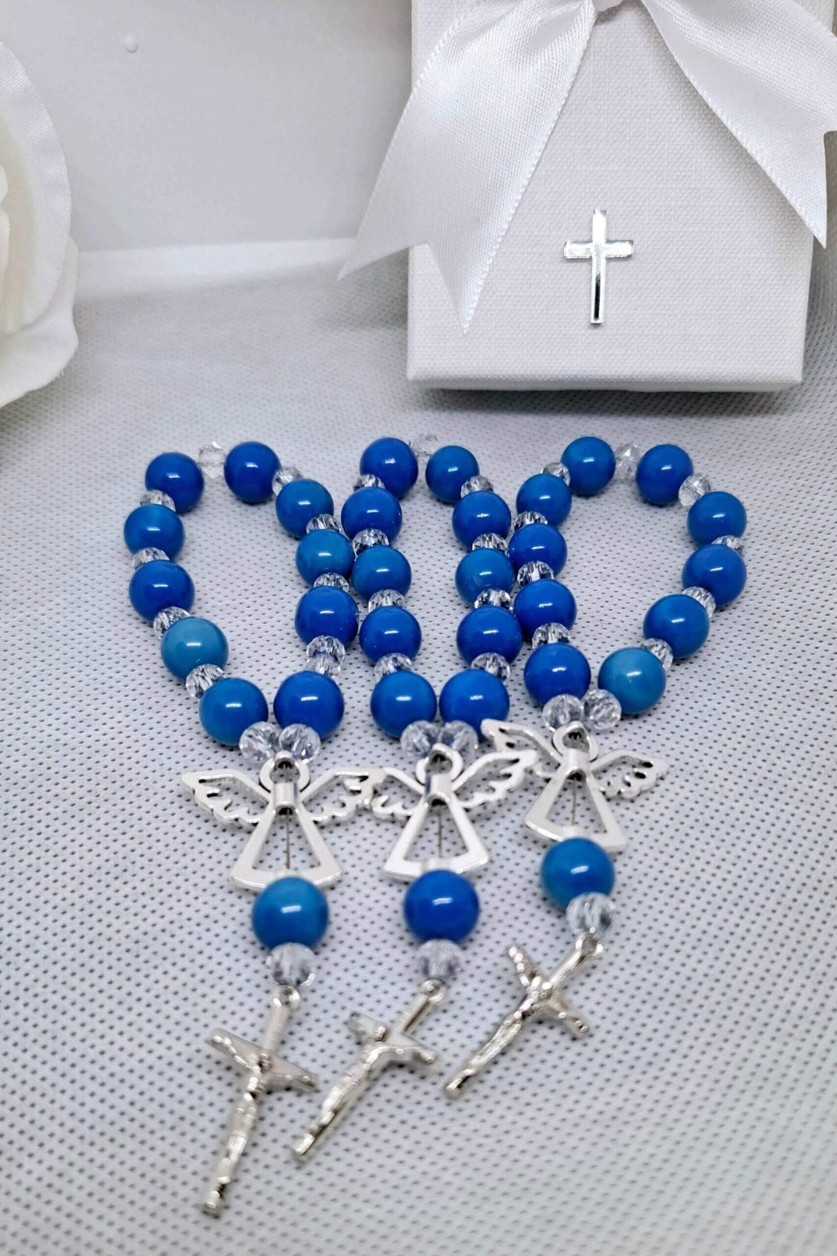 Prodajemo prekrasne male krunice desetice, savršene kao zahvale gostima za svetokrštenje. Dostupne su u raznim bojama, elegantno dizajnirane kako bi se uklopile u svaki stil. Ove krunice su idealan poklon koji će trajno čuvati uspomenu na poseban dan vašeg djeteta. Narudžbe i više informacija putem poruke.