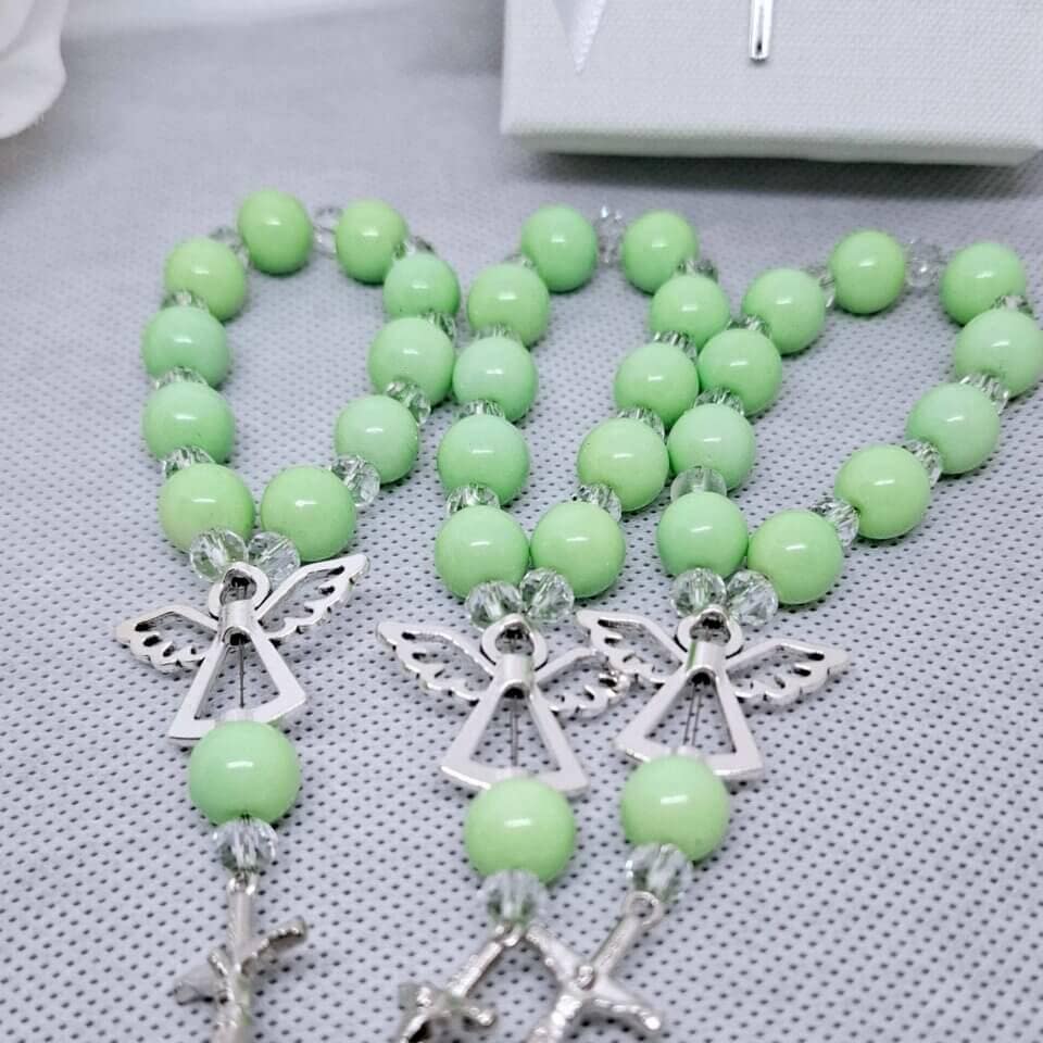 Prodajemo prekrasne male krunice desetice, savršene kao zahvale gostima za svetokrštenje. Dostupne su u raznim bojama, elegantno dizajnirane kako bi se uklopile u svaki stil. Ove krunice su idealan poklon koji će trajno čuvati uspomenu na poseban dan vašeg djeteta. Narudžbe i više informacija putem poruke.