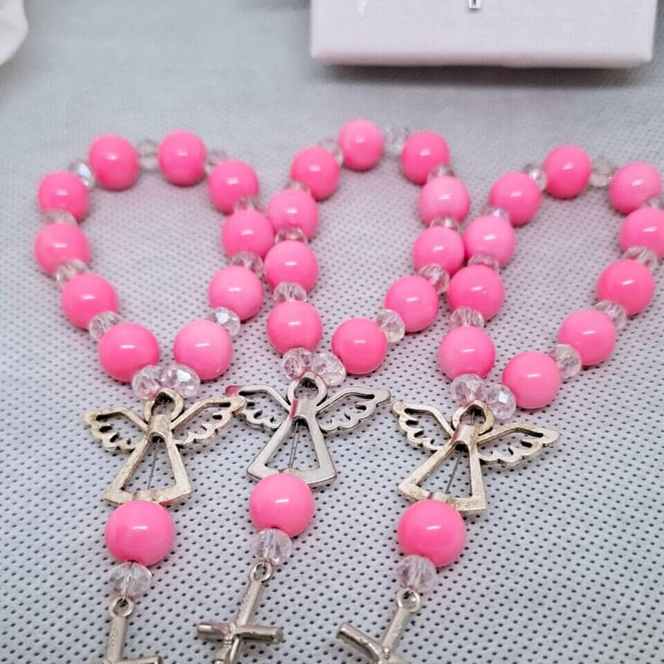 Prodajemo prekrasne male krunice desetice, savršene kao zahvale gostima za svetokrštenje. Dostupne su u raznim bojama, elegantno dizajnirane kako bi se uklopile u svaki stil. Ove krunice su idealan poklon koji će trajno čuvati uspomenu na poseban dan vašeg djeteta. Narudžbe i više informacija putem poruke.