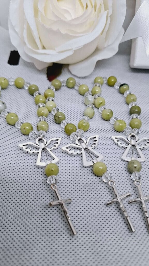 Prodajemo prekrasne male krunice desetice, savršene kao zahvale gostima za svetokrštenje. Dostupne su u raznim bojama, elegantno dizajnirane kako bi se uklopile u svaki stil. Ove krunice su idealan poklon koji će trajno čuvati uspomenu na poseban dan vašeg djeteta. Narudžbe i više informacija putem poruke.