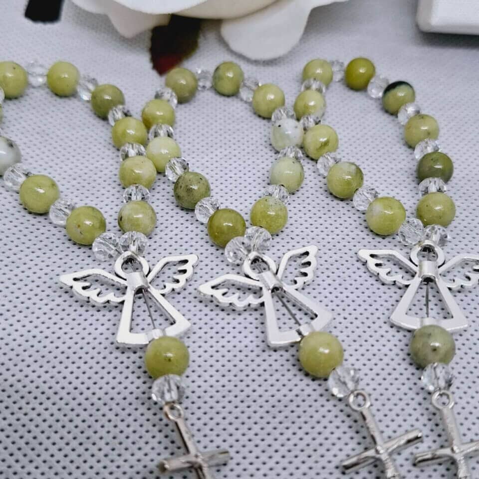 Prodajemo prekrasne male krunice desetice, savršene kao zahvale gostima za svetokrštenje. Dostupne su u raznim bojama, elegantno dizajnirane kako bi se uklopile u svaki stil. Ove krunice su idealan poklon koji će trajno čuvati uspomenu na poseban dan vašeg djeteta. Narudžbe i više informacija putem poruke.