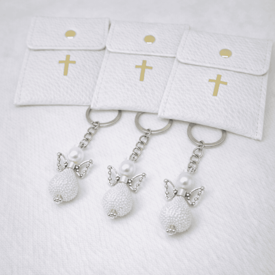Set se sastoji od ukrasne torbice te anđeoskog privjeska, simbolom zaštite, vjere i blagoslova. Kartica se personalizira imenom djeteta i datumom prve svete pričesti, dok privjesak ostaje trajna uspomena koju gosti mogu nositi sa sobom. Idealan izbor kao: zahvalnica za goste uspomena na prvu svetu pričest poklon za obitelj i prijatelje