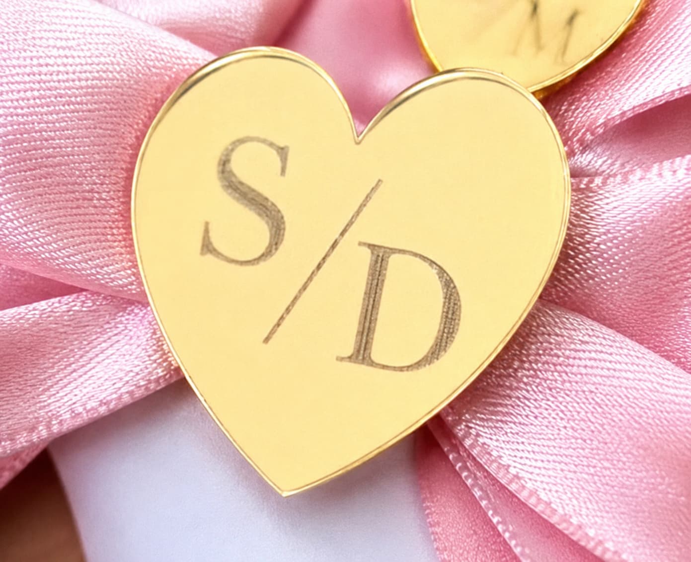 Zlatna srca za revere – personalizirani dodatak s inicijalima
