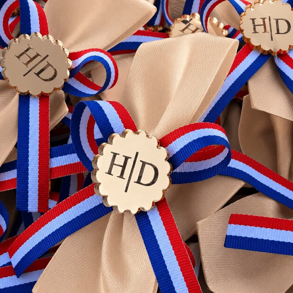 : Personalizirani okrugli dodatak za revere od zlatnog akrila debljine 3 mm i promjera 2 cm. Savršen detalj za svadbe i druge svečane prigode. Gravura po želji.