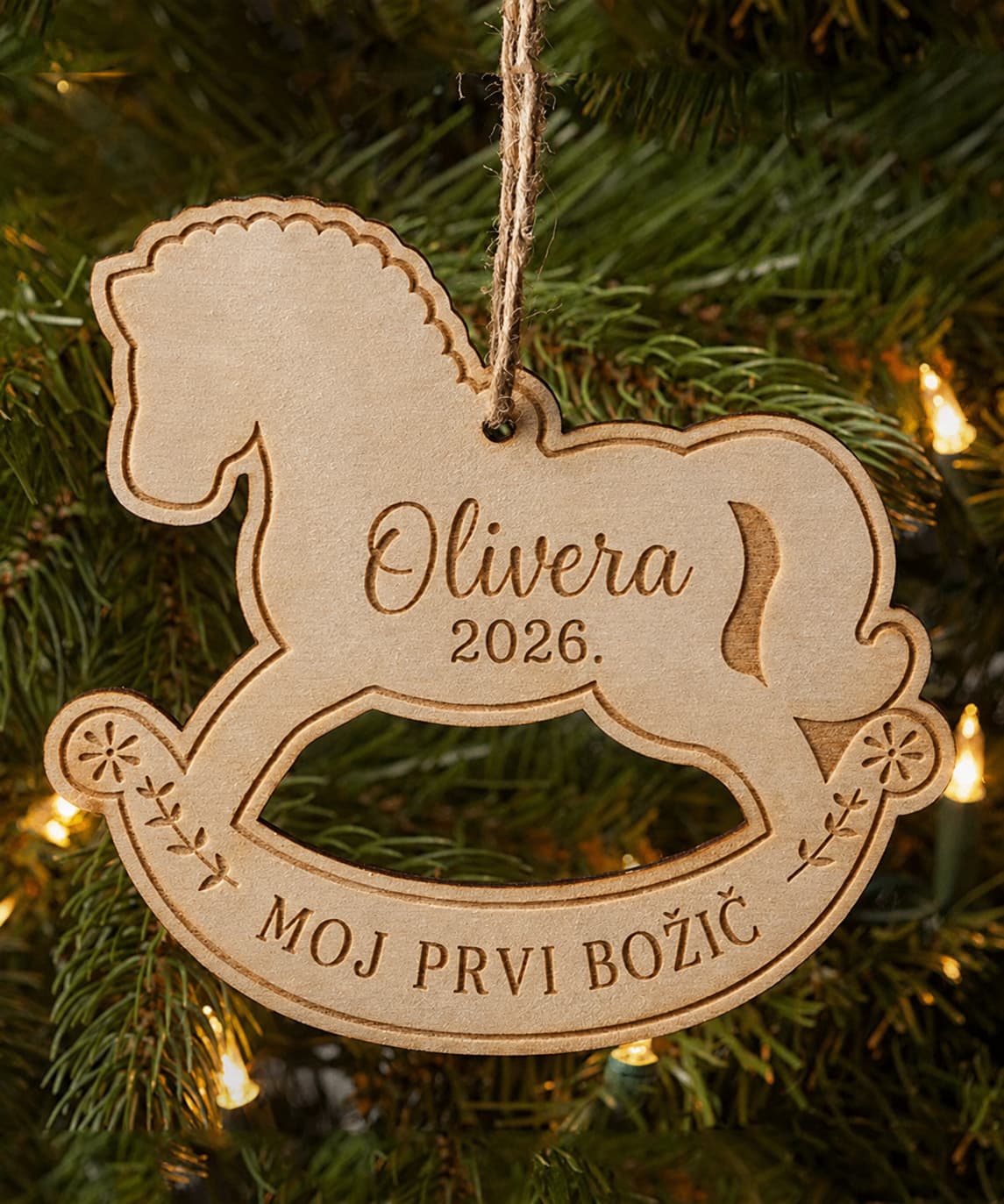 Personalizirani drveni ukras za bor – Konjić za ljuljanje s imenom