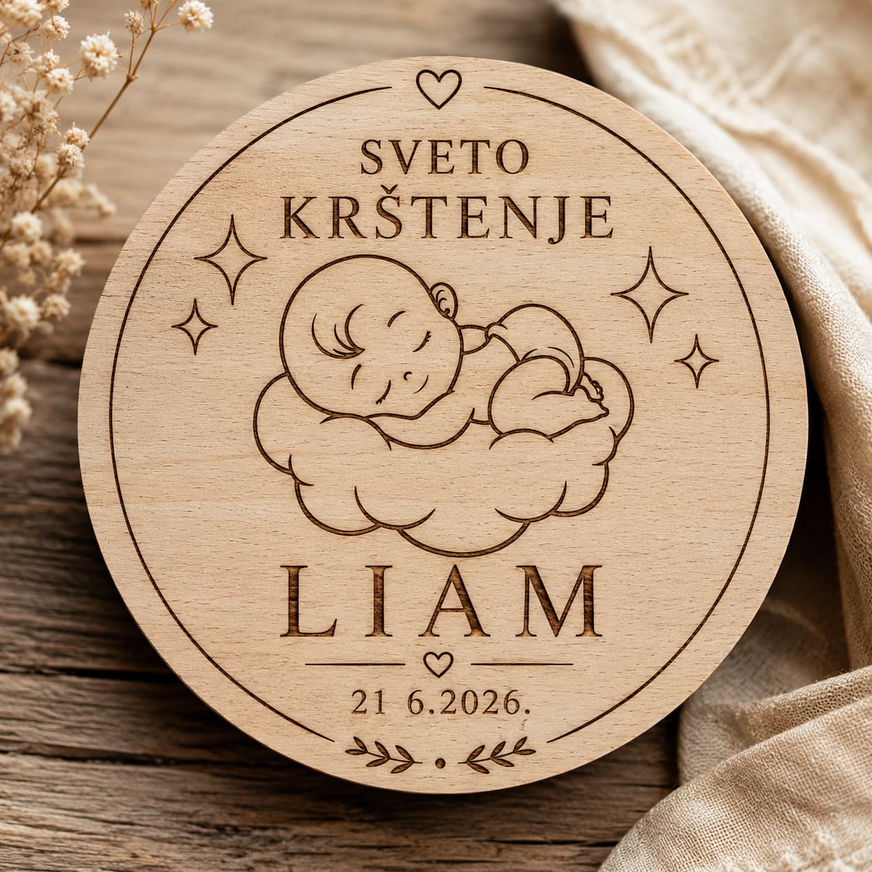 Personalizirani drveni magnet promjera 65 mm s gravurom anđela, imenom djeteta i datumom Svetog krštenja