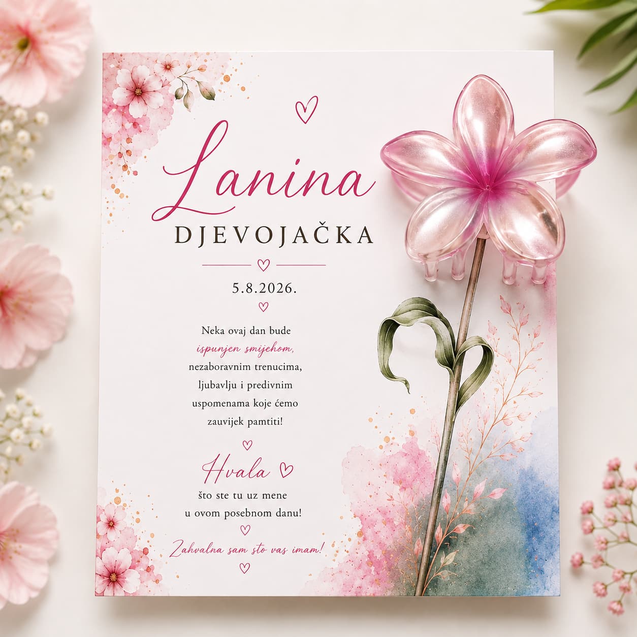 Cvjetna kopča za kosu na personaliziranoj kartici – poklon za uzvanice djevojačke večeri. Poklon za djevojačku večer – personalizirana kartica s ukrasom za kosu u obliku cvijeta. Ukras za kosu s personaliziranom karticom za djevojačku večer, idealan poklon od buduće mlade. Personalizirani poklončić za djevojačku večer – elegantna cvjetna kopča za kosu s karticom.